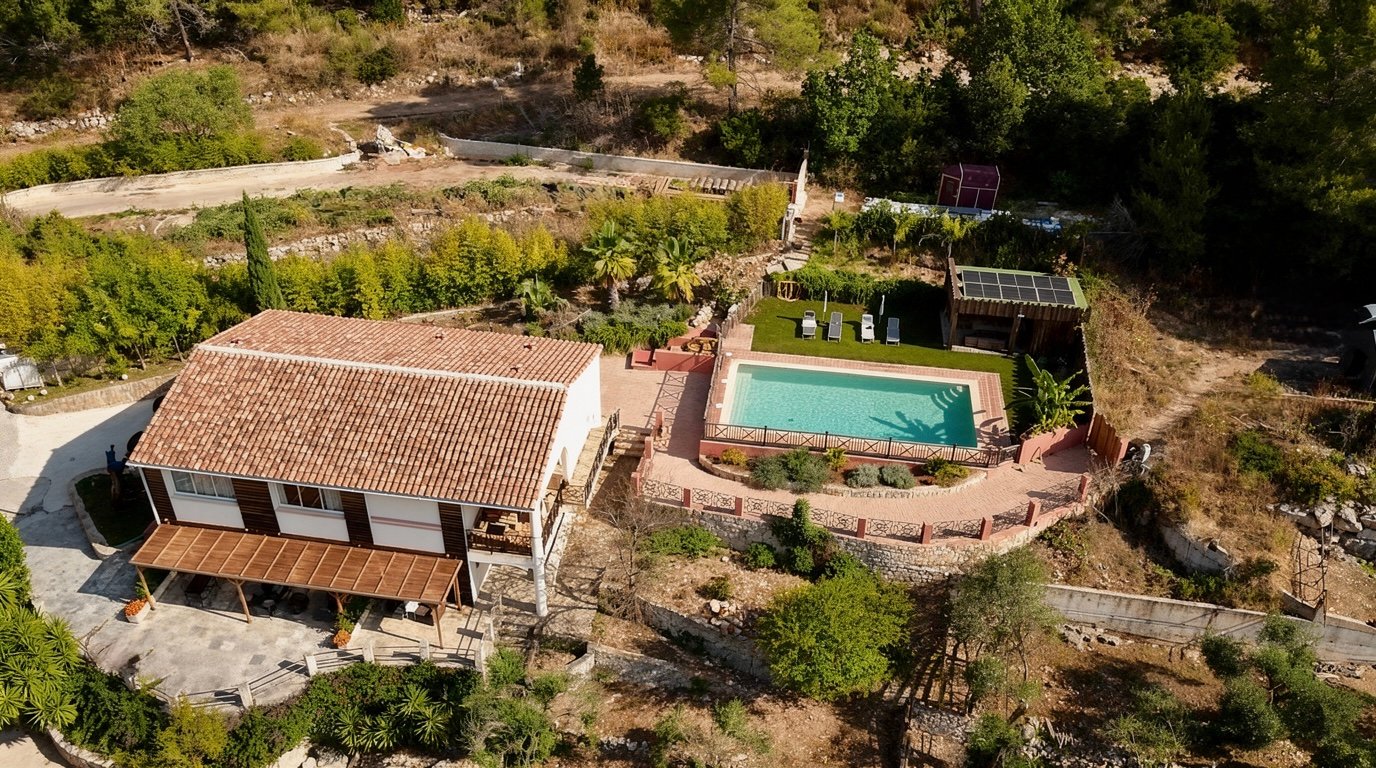 Piscine et jardin méditerranéen d'une propriété haut de gamme